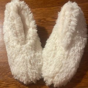 brand stinkin new! gap fluffy never worn slippers
